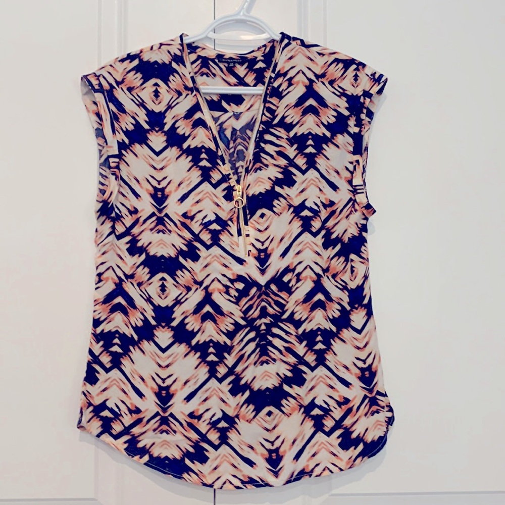 Dynamite like new patterned front partial zip up blouse